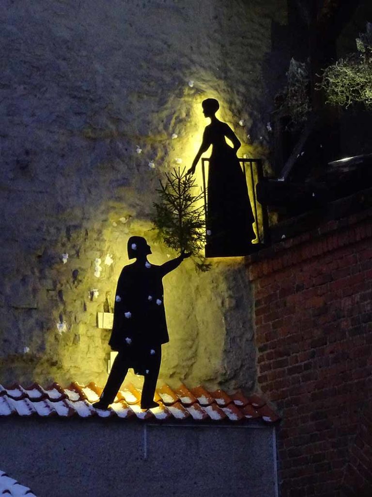 fake travel news - street art meets parallel worlds