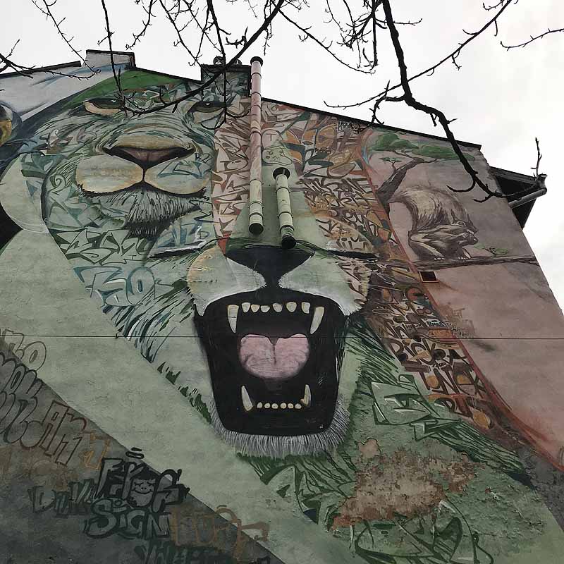fake travel news - street art meets parallel worlds