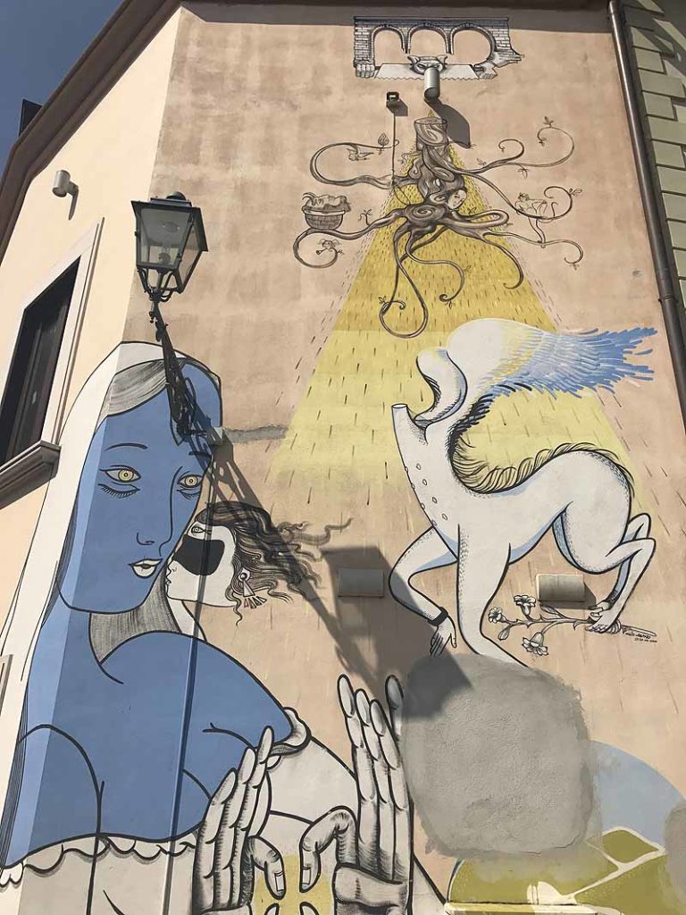fake travel news - street art meets parallel worlds