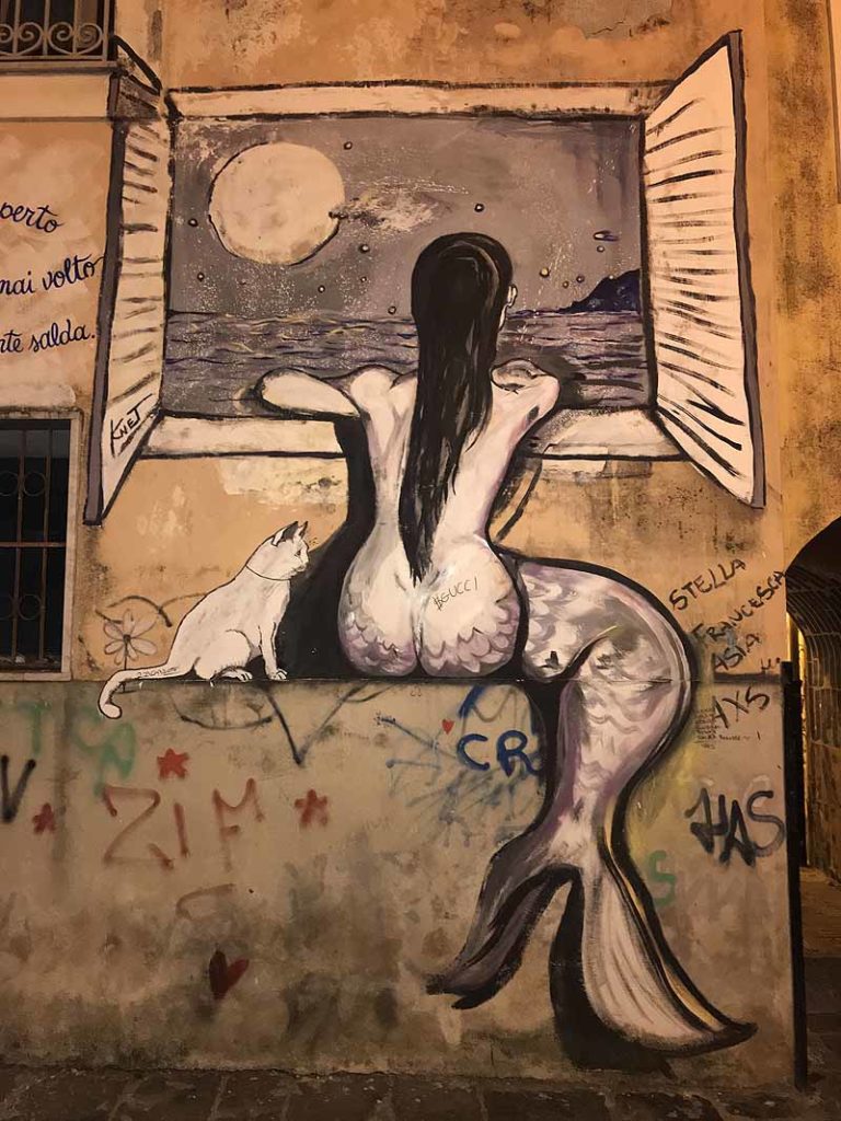 fake travel news - street art meets parallel worlds